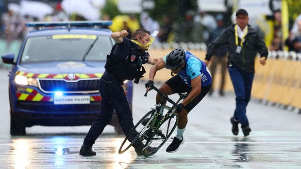 Divák vjel před sprintující jezdce Tour de France. Schytal úder, jemuž tleská svět