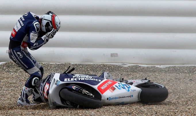 Francouzský motocyklista MotoGP Randy de Puniet jede kvalifikační jízdu Velké ceny České republiky 2012 v Brně.