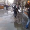 Po kalamitě přišlo oteplení. A těžký sníh padá ze střech