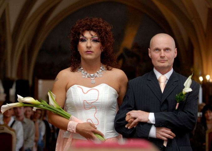 Uzavření registrovaného partnerství dvou mužů v obřadní síni olomoucké radnice. Olomouc, 2007. Ilustrační snímek