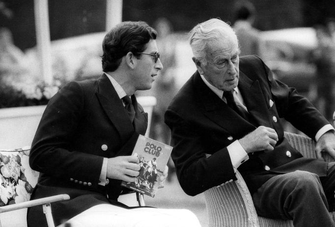 Princ Charles a lord Mountbatten při rozhovoru během polo zápasu v roce 1979.