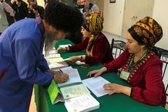 Kult osobnosti přetrvává. Parlamentní volby autoritářského vůdce Turkmenistánu neohrozí