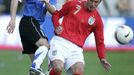 Estonec Sergej Terehhov bojuje o míč s Davidem Beckhamem z Anglie v kvalifikačním zápase o EURO 2008.