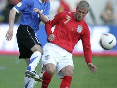 Estonec Sergej Terehhov bojuje o míč s Davidem Beckhamem z Anglie v kvalifikačním zápase o EURO 2008.