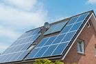 Chcete fotovoltaiku na střechu domu? Stát nabídne novou dotaci až 150 tisíc korun