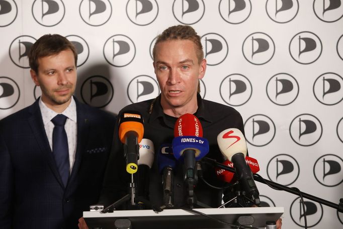 Marcel Kolaja a Ivan Bartoš. Záběr z volebního štábu České pirátské strany. Praha, 26. 5. 2019.