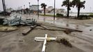 Smetí, navátý písek a větve. Předzvěst blížícího se hurikánu na snímku z Atlantic Beach v Severní Karolíně.