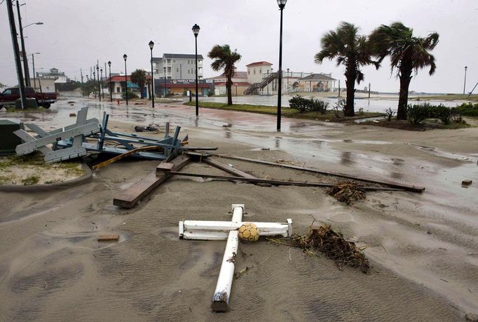 Smetí, navátý písek a větve. Předzvěst blížícího se hurikánu na snímku z Atlantic Beach v Severní Karolíně.