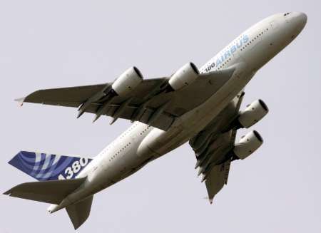 Letoun Airbus A380 vzlétá