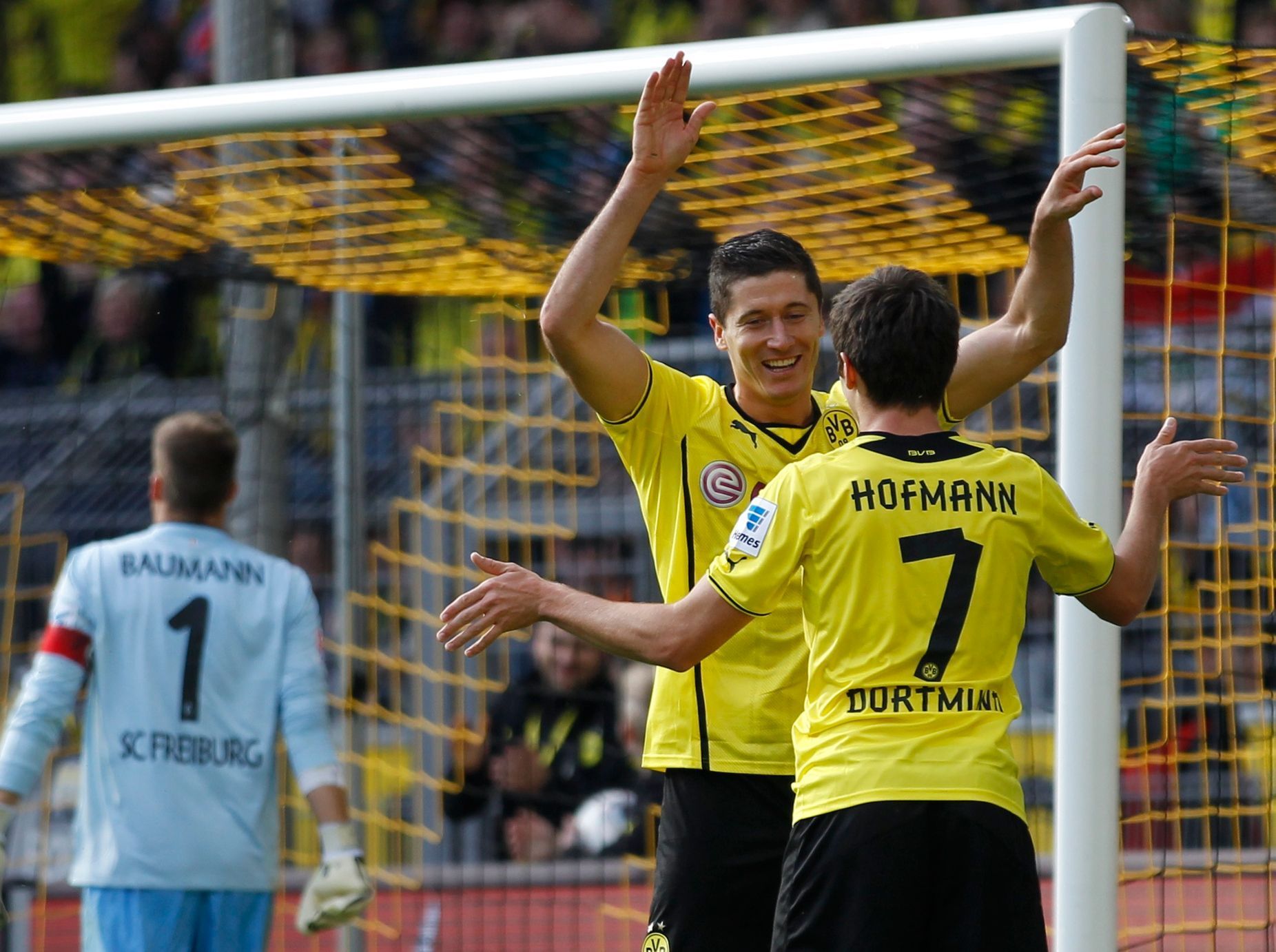 Robert Lewandowski a Jonas Hofmann slaví gól Dortmundu