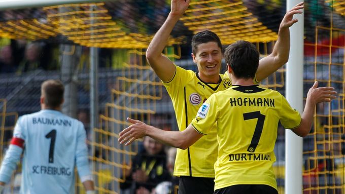 Fotbalisté Dortmundu deklasovali v 11. kole německé ligy Stuttgart 6:1 a posunuli se do čela tabulky.