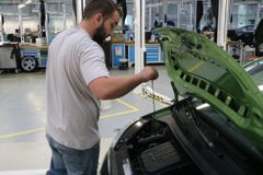 Deset rad při výběru oleje do auta. Ten ze supermarketu je rozhodně lepší než z neoznačeného sudu