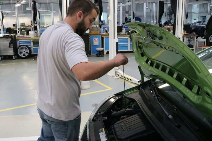 Technici v servisním centru Škoda Auto prověřili, zda je auto v náležitém technickém stavu, například zda má dostatečnou hladinu motorového oleje a správný tlak pneumatik
