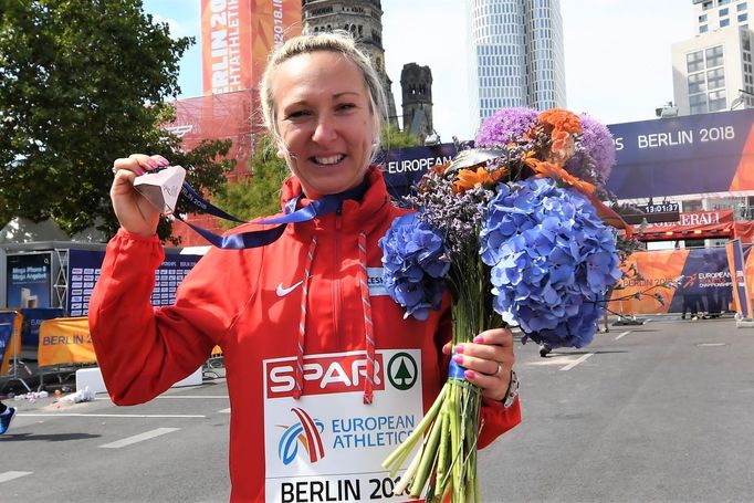 Eva Vrabcová-Nývltová s bronzem z maratonu na ME v atletice v Berlíně 2018.