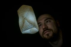 Student naučil včely vyrábět stínidla na lampy. Jeden úl za rok zvládne tři kusy