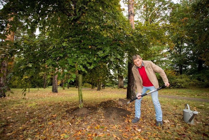 Josef Váňa zasadil v rámci projektu projektu Kořeny osobností strom v Botanické zahradě hl. m. Prahy.