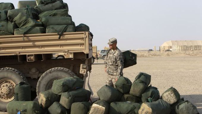 Balíme! Poslední američtí vojáci, jejichž úkolem bylo bojovat, nakládají věci před odjezdem do Kuvajtu.