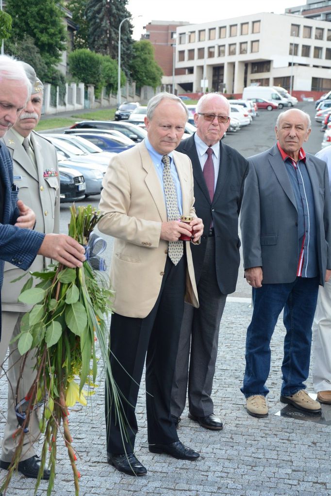 Pietní akce za smrt Josefa Masopusta. Druhý zprava Miloslav Jícha, dlouholetý sekretář fotbalové Dukly