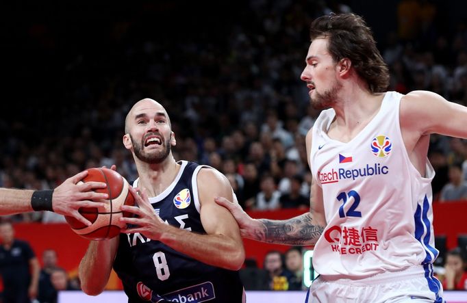 Nick Calathes a Ondřej Balvín v zápasu MS 2019 Česko - Řecko