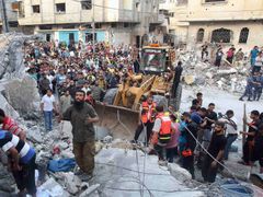 Palestinci hledají v troskách zničených domů těla obětí po izraelském raketovém náletu v Rafáhu.