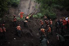 V Tibetu došlo k sesuvu půdy, pohřbila 83 dělníků