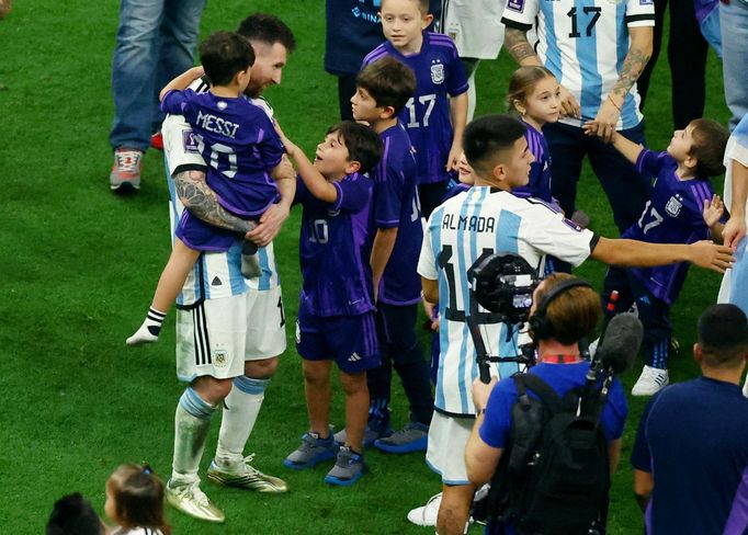 Finále MS ve fotbale 2022, Argentina - Francie: Lionel Messi slaví vítězství s dětmi.