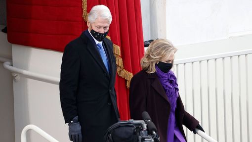 Bývalý prezident USA Bill Clinton a jeho manželka Hillary na inauguraci Joea Bidena.