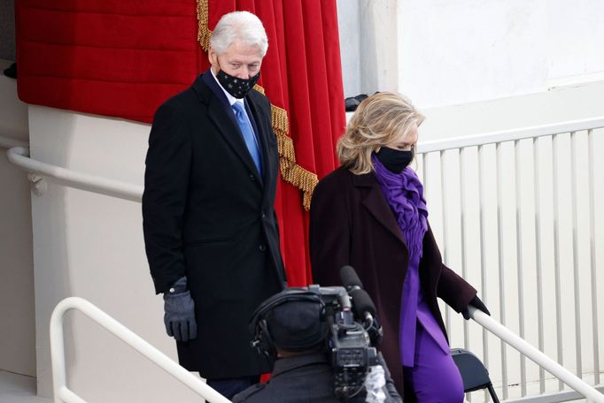 Bývalý prezident USA Bill Clinton a jeho manželka Hillary na inauguraci Joea Bidena.