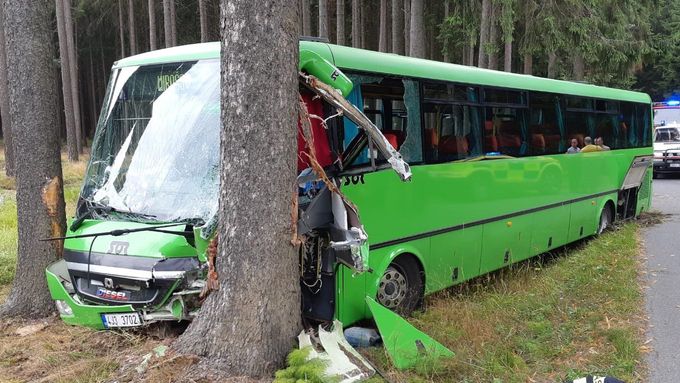 Nehoda autobusu mezi Žďárem nad Sázavou a obcí Jámy.