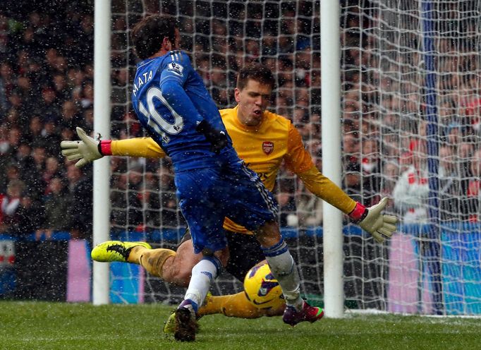 Mata a Szczesny v utkání Chelsea - Arsenal