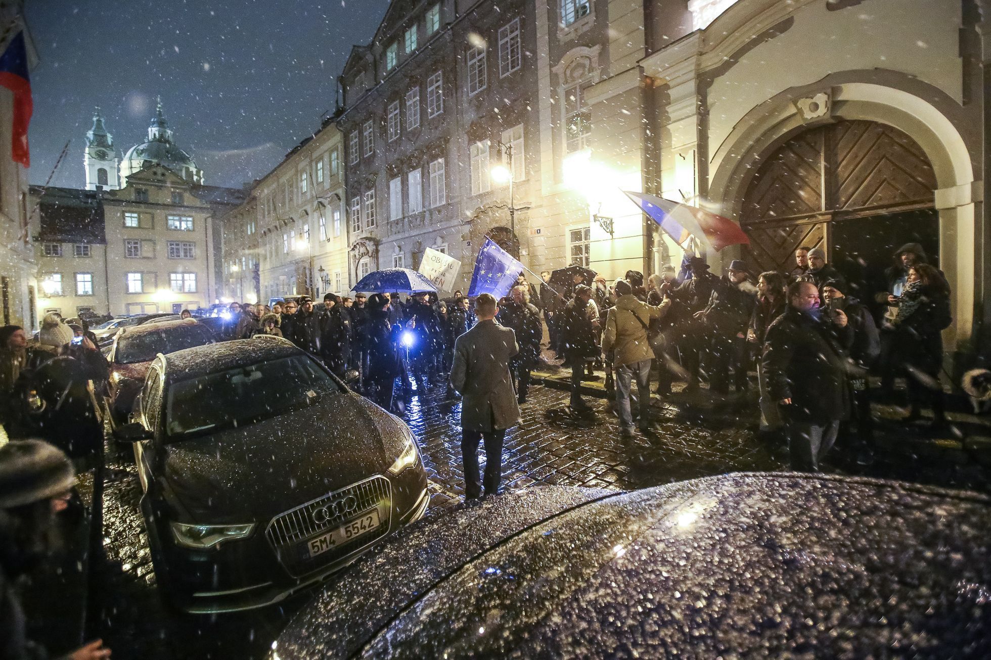 Demonstrace proti zvolení Ondráčka do čela komise pro GIBS