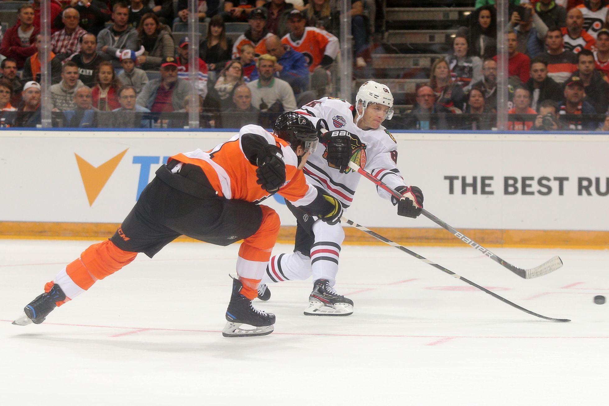 NHL v Praze, Philadelphia - Chicago: Patrick Kane pálí na branku Flyers