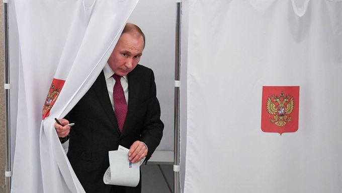 V Rusku není svobodná politická soutěž, o demokracii nemůže být řeč, říká k vítězství Vladimíra Putina někdejší zpravodaj v Moskvě Josef Pazderka.