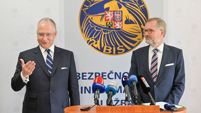 Ředitel BIS Michal Koudelka a premiér Petr Fiala (ODS)