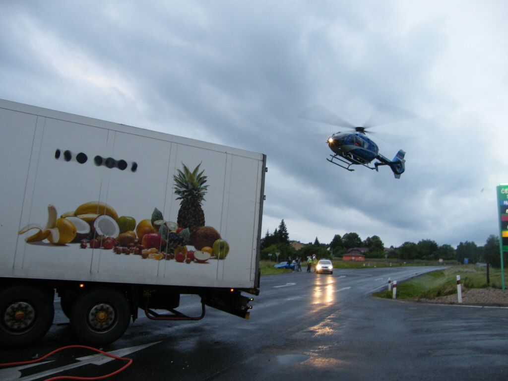 Auto skončilo pod návěsem kamionu