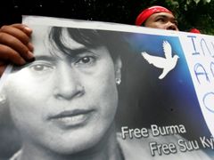 Barmský prodemokratický aktivista se před čínským velvyslanectvím v Bangkoku dožaduje osvobození Aun Schan Su Ťij i své vlasti