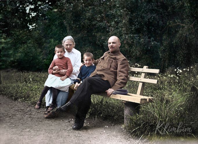 Lenin s manželkou Naděždou Krupskou a dětmi svých známých. Kolorovaná fotografie