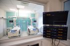"Nový monitorovací systém umožňuje sledovat životní funkce pacienta, inovace se dočkala také infuzní technika," uvádí příklady vylepšení vedoucí lékařka oddělení.