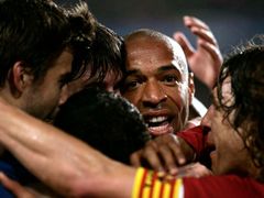 Thierry Henry slaví se spoluhráči čtvrtou branku