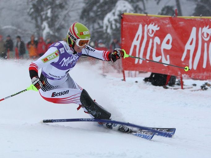 Že nakonec vyhraje, tušila zřejmě Marlies Schield už na trati prvního kola, které projela jako vůbec první závodnice. Podívejte na ten úsměv.