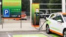 Elektromobil e-Golf doplňuje energii v rychlodobíjecí stanici ČEZ v Praze.