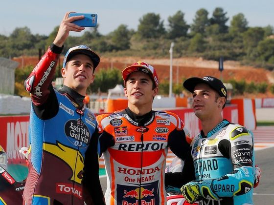 Mistři světa 2019: zleva Alex Marquez (Moto2), Marc Marquez (MotoGP) a Lorenzo Dalla Porta (Moto3)