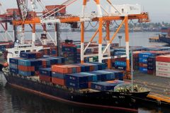 Číňané koupí největší řecký přístav, dělníci protestují