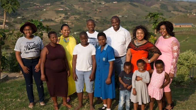 Musa Mseleku a část jeho velké rodiny.