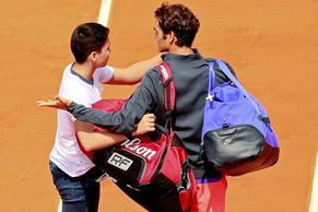 Vylekaný Roger, Hugh Grant v publiku. French Open začalo