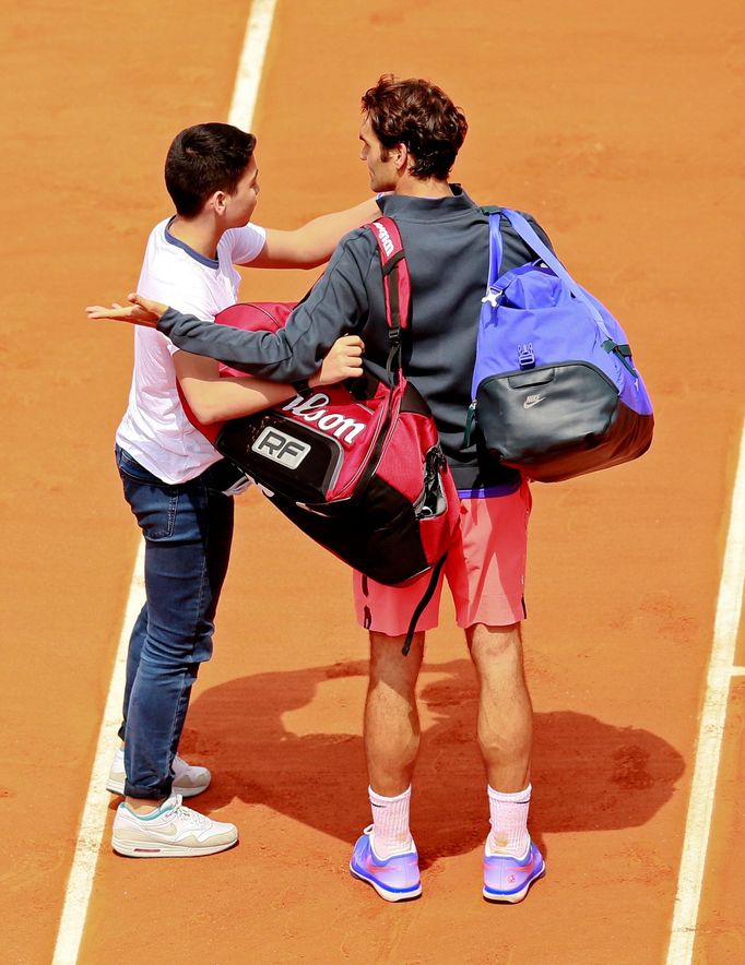 Tennis: Men's Singles - Switzerland's Roger Federer appeals to security after a spectator tries to take a &quot;selfie&quot; on court after his win