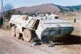 Poškozený transportér OT-64, který najel na minu. Archivní snímek z dob působení české armády v mírové operaci UNPROFOR na území bývalé Jugoslávie.