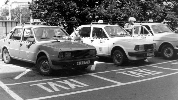 Stojící vozidla taxislužby v Praze v 80. letech.