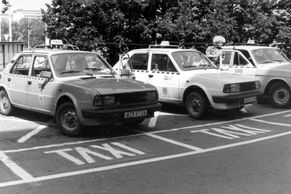 Taxíky v Česku mají 115 let. Připomeňte si historii taxislužby a čím vším jezdila