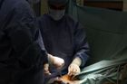 Lékaři odstranili ženě 28 kg těžký nádor z vaječníků
